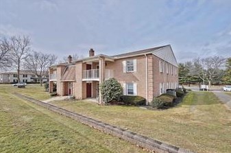 2711 Rolling Green Dr, Macungie, PA 18062