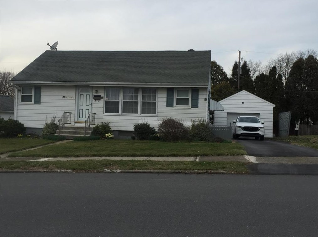 1552 Greenview Dr, Bethlehem PA  18018-1727 exterior