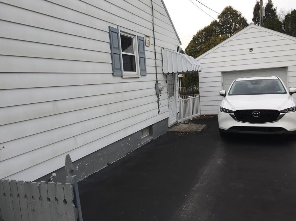 1552 Greenview Dr, Bethlehem PA  18018-1727 exterior