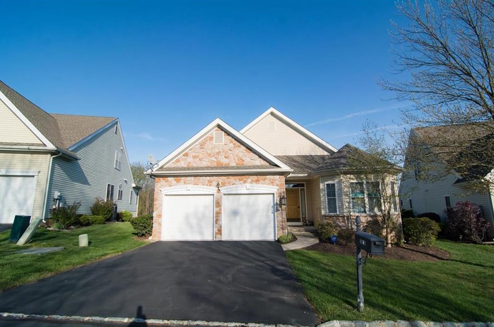 5086 Valley Stream Ln Lower, Macungie, PA 18062
