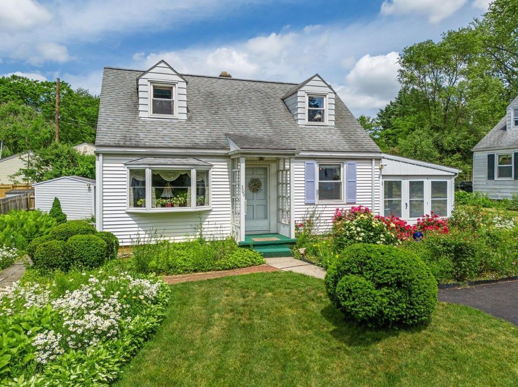 309 College Dr, Allentown, PA 18104-6135