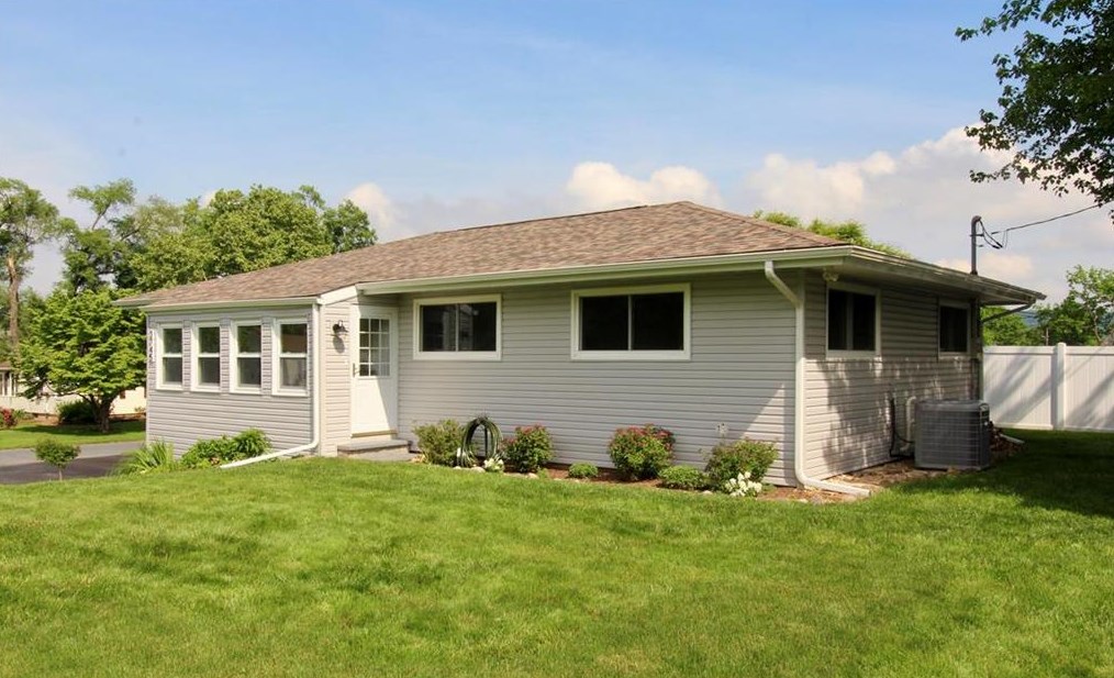 3745 Saucon Ave, Center Valley, PA 18034-9406