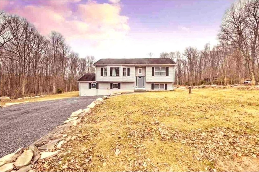 122 Red Squirrel Ct Middle, East Stroudsburg, PA 18302