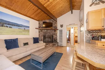 335 W Sherwood Boulevard, Big Bear City, CA 92314 - Photo 6