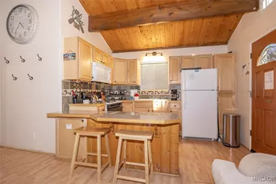 335 W Sherwood Boulevard, Big Bear City, CA 92314 - Photo 8