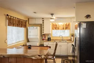 390 Spruce Ln, Sugarloaf, CA 92386 - Photo 10