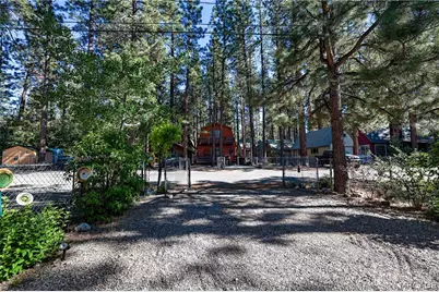 1015 W Sherwood Boulevard, Big Bear City, CA 92314 - Photo 4