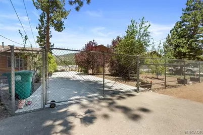 205 W Fairway Boulevard, Big Bear City, CA 92314 - Photo 10