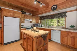 416 Pine View Dr, Big Bear City, CA 92314 - Photo 10