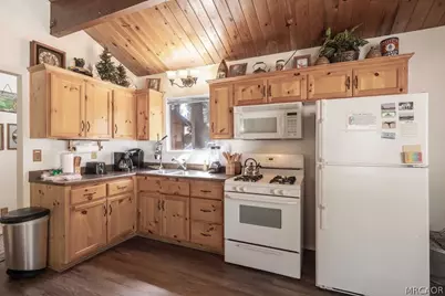 926 Robinhood Boulevard, Big Bear City, CA 92314 - Photo 4
