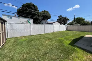 30 Castle Ln, Levittown, NY 11756 - Photo 22