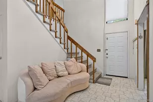 36 Wimbledon Dr, Roslyn, NY 11576 - Photo 2