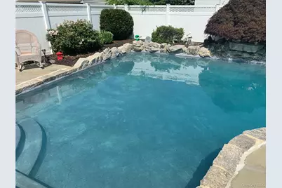 60 S Crescent Drive, Farmingdale, NY 11735 - Photo 10