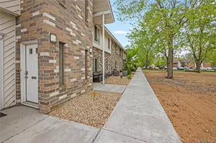 10 Aspen Ct, Coram, NY 11727 - Photo 2