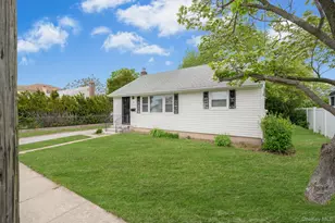 202 Nevada St, Hicksville, NY 11801 - Photo 2