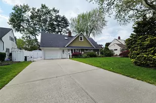 52 Mist Ln, Westbury, NY 11590 - Photo 16