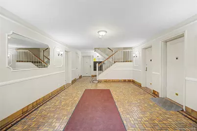 10 Welwyn Road #2C, Great Neck, NY 11021 - Photo 2