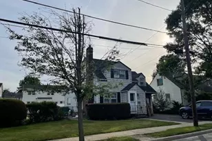 17 Pierce St, Hicksville, NY 11801 - Photo 2