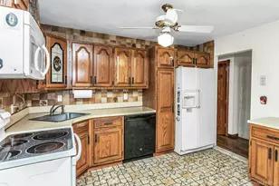 22 Beach Ave, Copiague, NY 11726 - Photo 10