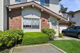 156 W Cambridge Dr E, Copiague, NY 11726 - Photo 2