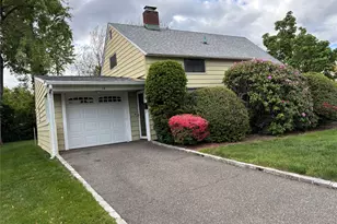 18 Polo Ln, Westbury, NY 11590 - Photo 2
