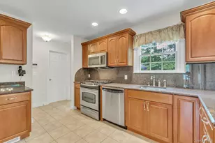 25 Middlesex Ave, Oakdale, NY 11769 - Photo 12