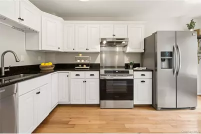 23 The Hamlet, Pelham, NY 10803 - Photo 8