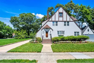 15 Maine Avenue, Rockville Centre, NY 11570 - Photo 2