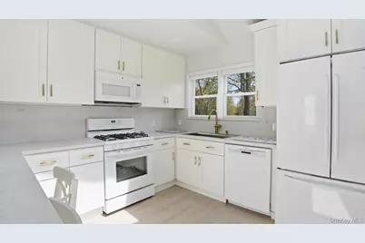 32 Red Creek Road, Hampton Bays, NY 11946 - Photo 12