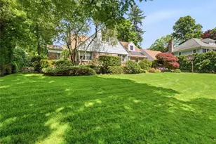 17 Glenwood Dr, Great Neck, NY 11021 - Photo 2