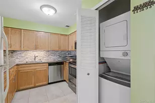86 W Cambridge Dr W, Copiague, NY 11726 - Photo 26