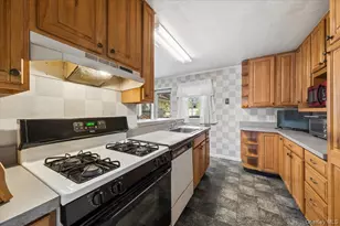 8 Cayuga Dr, Peekskill, NY 10566 - Photo 14