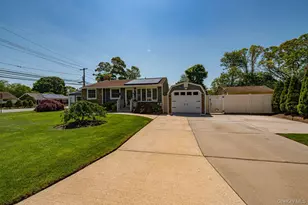 8 Oswego Dr, Bay Shore, NY 11706 - Photo 2
