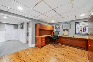 36 Manitton Ct, Islip, NY 11751 - Photo 28