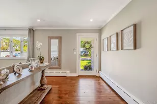 36 Manitton Ct, Islip, NY 11751 - Photo 4