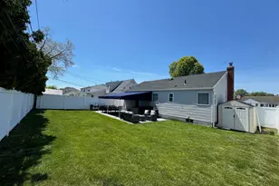 17 Shelly Ct, Plainview, NY 11803 - Photo 2