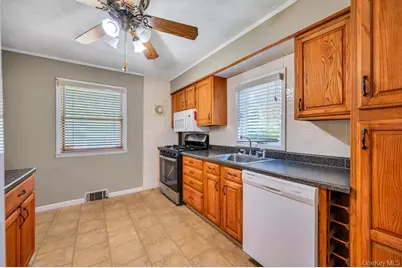 19 Oakland Avenue, Miller Place, NY 11764 - Photo 10