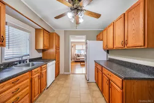19 Oakland Ave, Miller Place, NY 11764 - Photo 12
