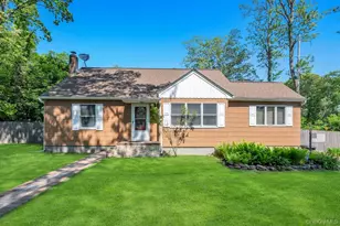19 Oakland Ave, Miller Place, NY 11764 - Photo 2