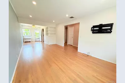 8 E Gate, Plainview, NY 11803 - Photo 2