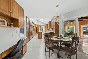 9 Dove Ln, Bay Shore, NY 11706 - Photo 4
