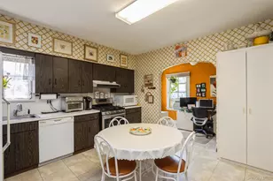 17 Crampton Ave, Great Neck, NY 11023 - Photo 12