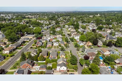 1049 Admont Avenue, Franklin Square, NY 11010 - Photo 24