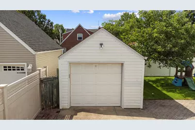 1049 Admont Avenue, Franklin Square, NY 11010 - Photo 20