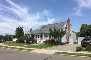104 Phyllis Dr, Lindenhurst, NY 11757 - Photo 4