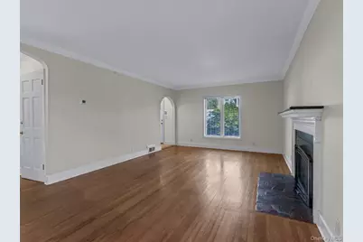 2 Amherst Road E, Great Neck, NY 11021 - Photo 6