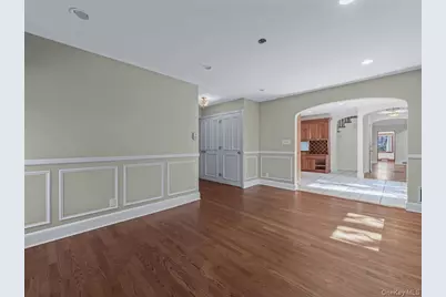 2 Amherst Road E, Great Neck, NY 11021 - Photo 18