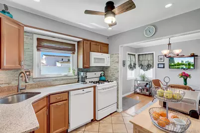 202 N Kings Avenue, Massapequa, NY 11758 - Photo 14