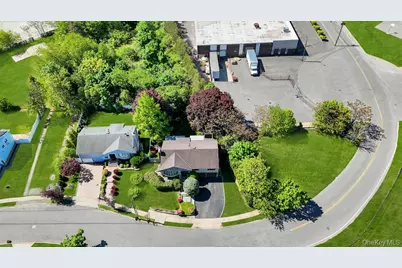 27 Clinton Lane, Hicksville, NY 11801 - Photo 2
