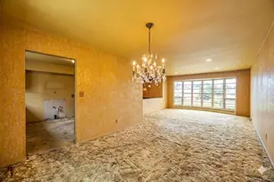 27 Clinton Ln, Hicksville, NY 11801 - Photo 6
